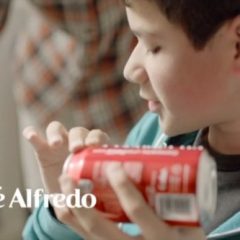 Imagem da notícia: Coca-Cola tem latas com nomes em braille