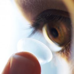 Imagem da notícia: Lentes sensíveis à luz solar substituem óculos de sol