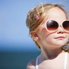 Imagem da notícia: O meu filho deve usar óculos de sol?