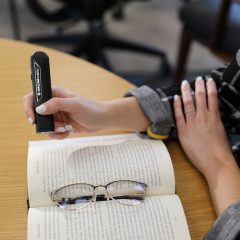 Imagem da notícia: OrCam Read auxilia pessoas disléxicas ou com dificuldades de leitura