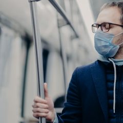 Imagem da notícia: Usar óculos reduz risco de infeção por Covid-19? Estudo diz que sim