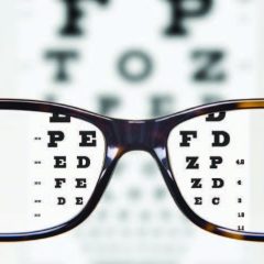 Imagem da notícia: Comparação entre riscos e benefícios das lentes de contacto de controlo da miopia