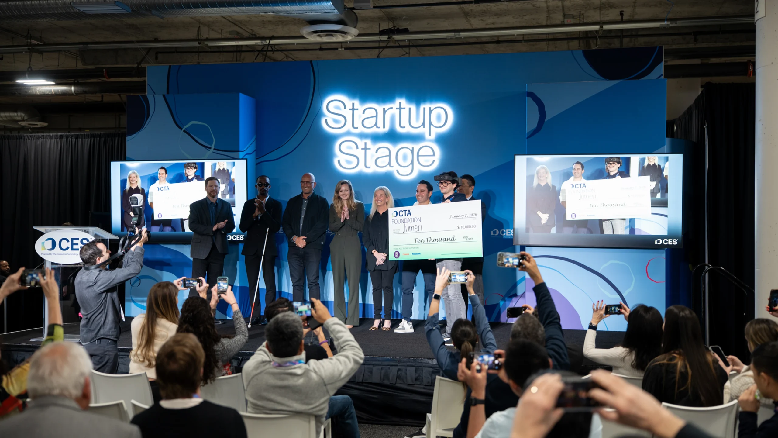 Imagem da notícia: Óculos com IA prometem autonomia a pessoas cegas